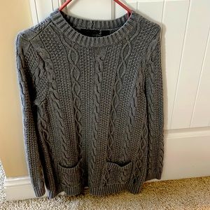 L  medium gray Jeanne Pierre cable-knit sweater